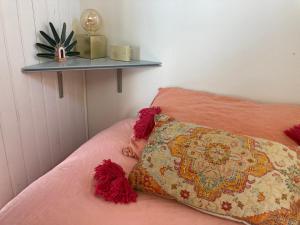Posteľ alebo postele v izbe v ubytovaní Le Petit Ecrin, étonnante cabane à 80 m de la mer