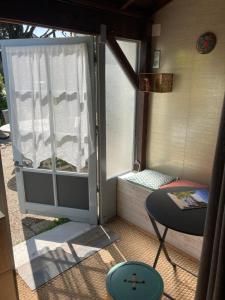 Balkón alebo terasa v ubytovaní Le Petit Ecrin, étonnante cabane à 80 m de la mer