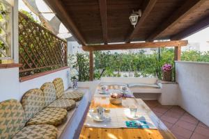 un patio con tavolo e sedie sul balcone. di Appartamento Levante Deluxe pt - MyHo Casa a Torre Canne