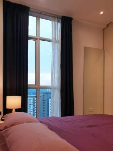 a bedroom with a bed and a large window at Charming Studio 1BR 1LR Condo Georgetown 魅力一室一厅套房 in George Town