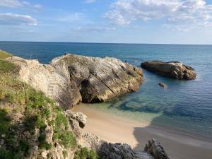 uma vista para uma praia com rochas e o oceano em Le Petit Ecrin, 80 m de la mer em Le Pouliguen