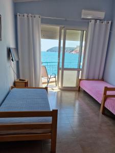 1 Schlafzimmer mit 2 Betten und Meerblick in der Unterkunft Apartmani Orange Dreams in Sutomore