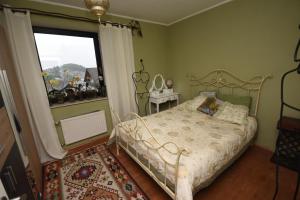 1 dormitorio con cama y ventana en apartmaji LEJARDIN, en Škofljica