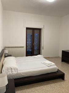 um quarto branco com uma cama grande e uma mesa em casa monte maggio em Cassino