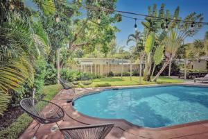 una piscina con sedie e un cortile di Casa del Ojo a Fort Lauderdale