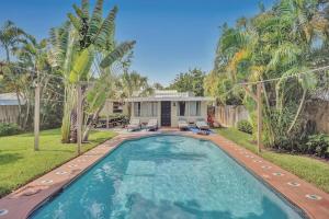 una piscina di fronte a una casa di Casa del Ojo a Fort Lauderdale