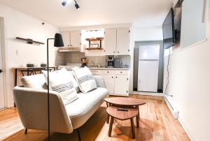 een woonkamer met een bank en een tafel bij Amazing Location in Old Quebec - 1br Condo in Québec