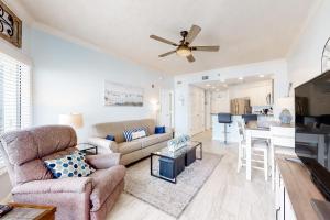 uma sala de estar com um sofá e uma ventoinha de tecto em Palm Beach C52 em Orange Beach