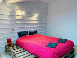 Schlafzimmer mit einem großen roten Bett mit einem Kopfteil aus Holz in der Unterkunft Chambre d'hôtes dans les champs in Jeux-lès-Bard