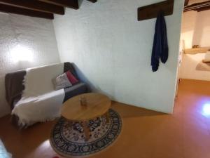 - un salon avec un canapé et une table dans l'établissement Bienvenue en Transition 46 - Camoussel, à Najac