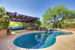 een zwembad in een achtertuin met een pergola bij Eclectic Tucson Vacation Rental with Pool! in Tucson