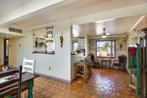 een keuken en een woonkamer met een tafel en stoelen bij Eclectic Tucson Vacation Rental with Pool! in Tucson