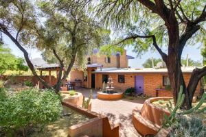 een stenen huis met een binnenplaats met bomen bij Eclectic Tucson Vacation Rental with Pool! in Tucson
