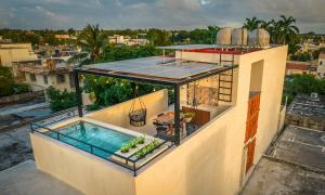 Wayuum Suites Cozumel Oasis in Paradise في كوزوميل: منزل عليه مسبح
