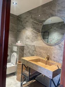 un bagno con lavandino e specchio di Inga´s Apartment ad Alaior