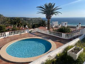 una grande piscina con vista sull'oceano di Inga´s Apartment ad Alaior