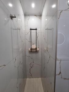 een badkamer met een douche en een glazen deur bij Bellos House in Parga