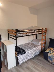 een slaapkamer met 2 stapelbedden in een kamer bij STUDIO LES GLOVETTES in Villard-de-Lans