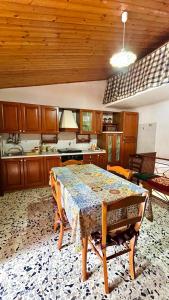 a kitchen with a table in the middle of it at CASA VACANZE DON VARTULIDDU in Scicli