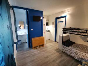 een kamer met een slaapkamer met een stapelbed en een badkamer bij STUDIO LES GLOVETTES in Villard-de-Lans
