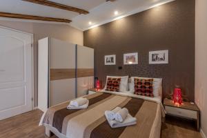 una camera da letto con un letto grande con asciugamani sopra di Apartment Anitea a Pola (Pula) Altre 62 foto