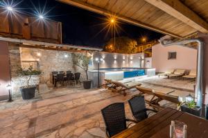 un patio esterno con piscina di notte di Apartment Anitea a Pola (Pula)