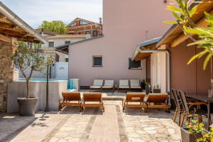 un patio con sedie e un tavolo su un edificio di Apartment Anitea a Pola (Pula)