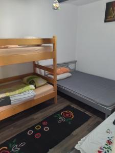 Postel nebo postele na pokoji v ubytování Mikin vajat i ribnjak Korenita, Loznica