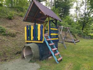 un piccolo parco giochi con scala e scivolo di Mikin vajat i ribnjak Korenita, Loznica a Loznica