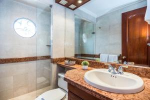Koupelna v ubytování Lloyds Apartasuites Parque 93 + 78 fotografií