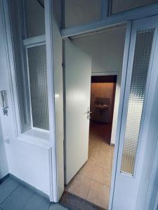 維也納的住宿－Venus Apartment，走廊设有白色门和浴室