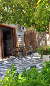 a patio with chairs and a table in a house at poros apartment in garden in Poros