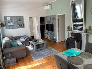 祖騰達爾的住宿－Chalet Sint-Hubertus，客厅配有沙发和桌子