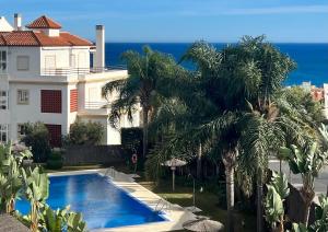 Villa con piscina frente a una casa en Vistas al mar en Jardines del Mar Mediterráneo, en Castillo de Sabinillas