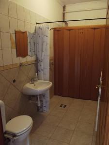 Ванна кімната в Öreg Diófa Vendégház