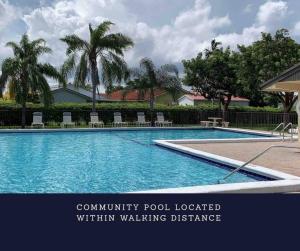 una piscina con sedie e palme di Tropical Oasis home w Community Pool great area a Kendall