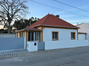 的住宿－Quinta da nogueira，一间白色的小房子,有红色的屋顶