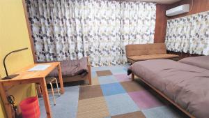 松江的住宿－GuestHouse AZMO - Vacation STAY 48007v，一间卧室配有一张床、一张桌子和一把椅子