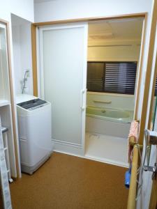 松江的住宿－GuestHouse AZMO - Vacation STAY 48007v，隔壁的洗衣房配有洗衣机和烘干机
