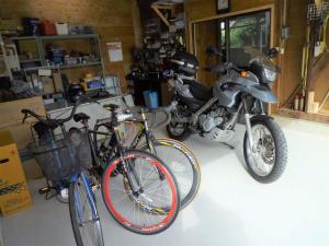 松江的住宿－GuestHouse AZMO - Vacation STAY 48007v，两辆自行车和一辆摩托车停放在车库内