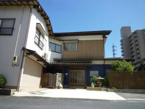 a white house with a garage and a building at GuestHouse AZMO - Vacation STAY 84356v in Matsue