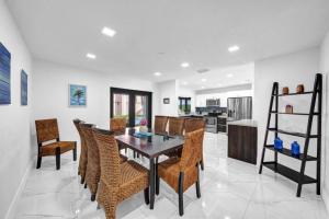 a dining room with a table and chairs at Modern Lux Pool Home Upscale, Spacious and Comfy in Kendall