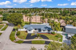 una vista aérea de una casa con entrada en Modern Lux Pool Home Upscale, Spacious and Comfy, en Kendall