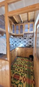 eine Küche mit einem Teppich auf dem Boden in der Unterkunft Achina in Leh