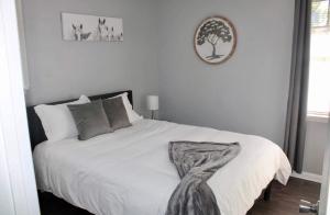 Ένα ή περισσότερα κρεβάτια σε δωμάτιο στο Oasis Place GA