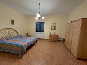 - une chambre avec un lit, une commode et un miroir dans l'établissement Tenuta Armida Relax & Pool, à Liberi