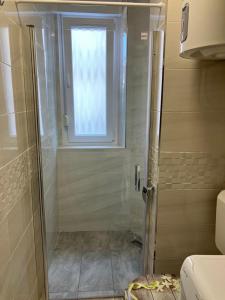 La salle de bains est pourvue d'une douche et d'une fenêtre. dans l'établissement Marie, à Zadar