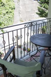 ザゴラにあるΦιλυρέα - Ενοικιαζόμενα Δωμάτιαのテーブルと椅子2脚、景色を望むバルコニー(テーブル付)
