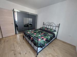 - une chambre dotée d'un lit avec une couverture verte et rose dans l'établissement Marie, à Zadar