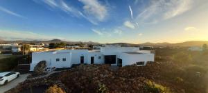 una vista aérea de una casa blanca en una colina en Villa en Lajares. Fuerteventura, en Lajares